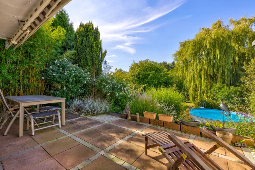 Terrasse mit Blick in den Garten