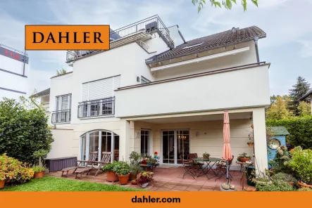 Blick auf das Haus  - Wohnung kaufen in Dreieich - Exklusive Erdgeschosswohnung mit Garten, Terrasse & zwei Tiefgaragenstellplätze in bester Lage