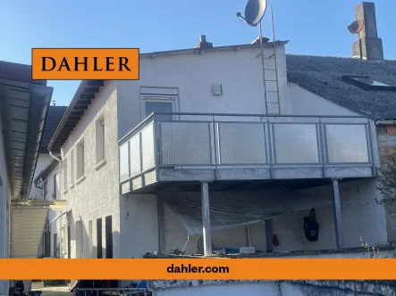 Haus 1 mit Balkon - Haus kaufen in Hainburg - Top-Investment oder Eigennutzung: 2 Häuser auf 1 Grundstück in Hainburg