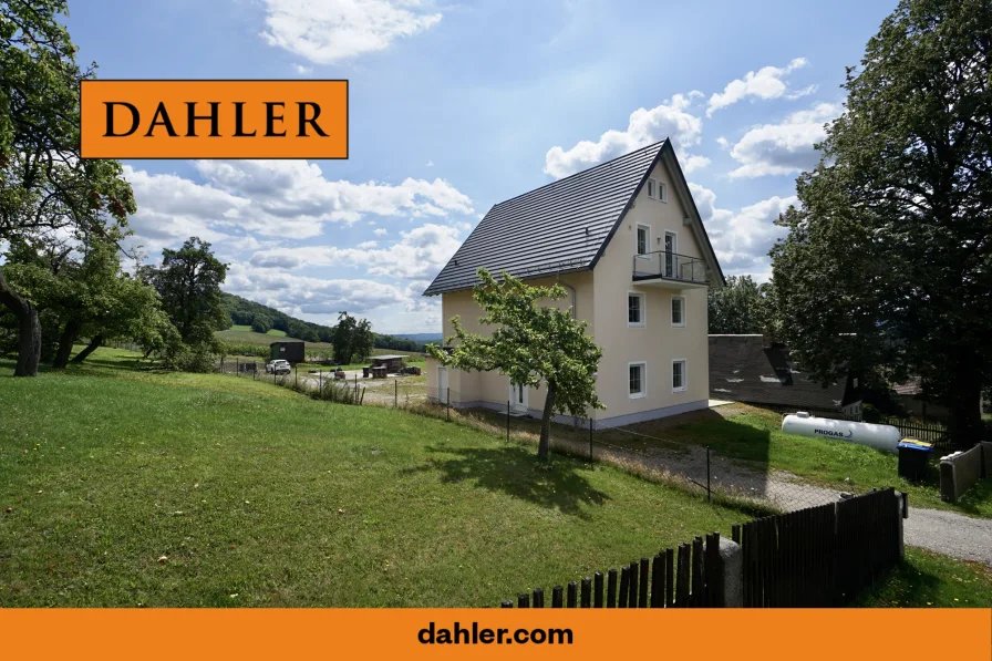 Hausansicht - Wohnung mieten in Glashütte / Hermsdorf am Wilisch - Traumhafte Zwei-Raum-Neubauwohnung mit Balkon