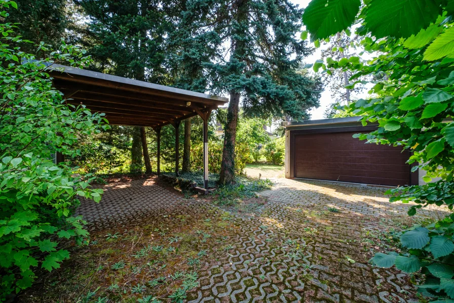 Carport und Garage