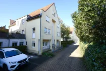 Straßenansicht mit Stellplätzen