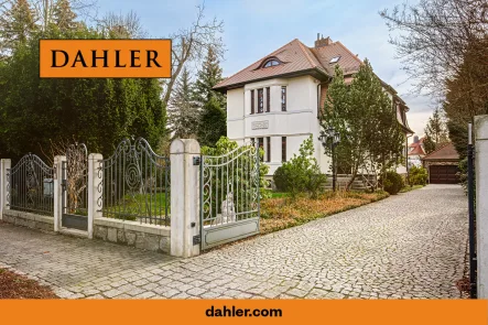 Nord-West-Ansicht des Hauses - Haus kaufen in Dresden-Langebrück - Exklusive Villa mit Poolhaus, traumhaftem Garten und ruhiger Lage