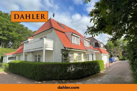 Hausansicht mit Südbalkon - Wohnung kaufen in Wyk auf Föhr - Attraktive Stadt-/Ferienwohnung mit sonnigem Südbalkon und Garage