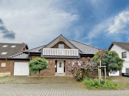 Frontansicht - Haus kaufen in Euskirchen-Kleinbüllesheim - Stilvolles Familiendomizil mit großzügiger Raumaufteilung und idyllischem Garten