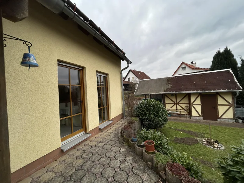 Blick von Terrasse auf Gartenhaus