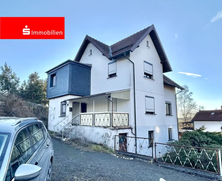 Hausansicht mit Stellplätzen - Haus kaufen in Föritztal - Ihr Einfamilienhaus auf dem Land