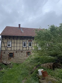 Seitenansicht vom Garten - Haus kaufen in Tonna - Einfamilienhaus mit Nebengelass und großem Grundstück in Burgtonna zu verkaufen