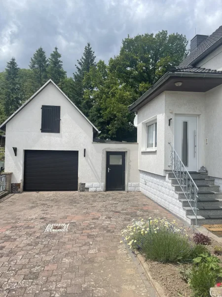 Einfahrt mit Garage