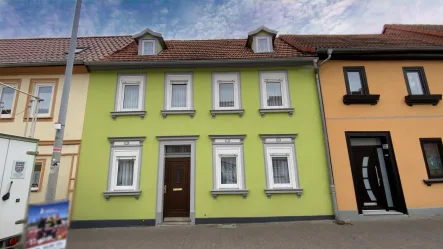 Frontansicht - Haus kaufen in Mühlhausen - Uriges Haus mit Bachzugang