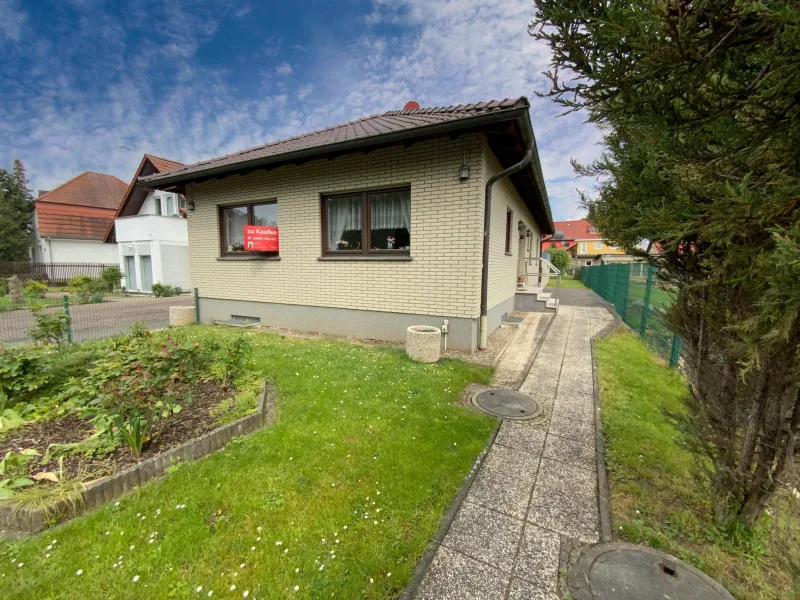 Straßenansicht - Haus kaufen in Mühlhausen - Bungalow im Flarchen! Besser gehts nicht!