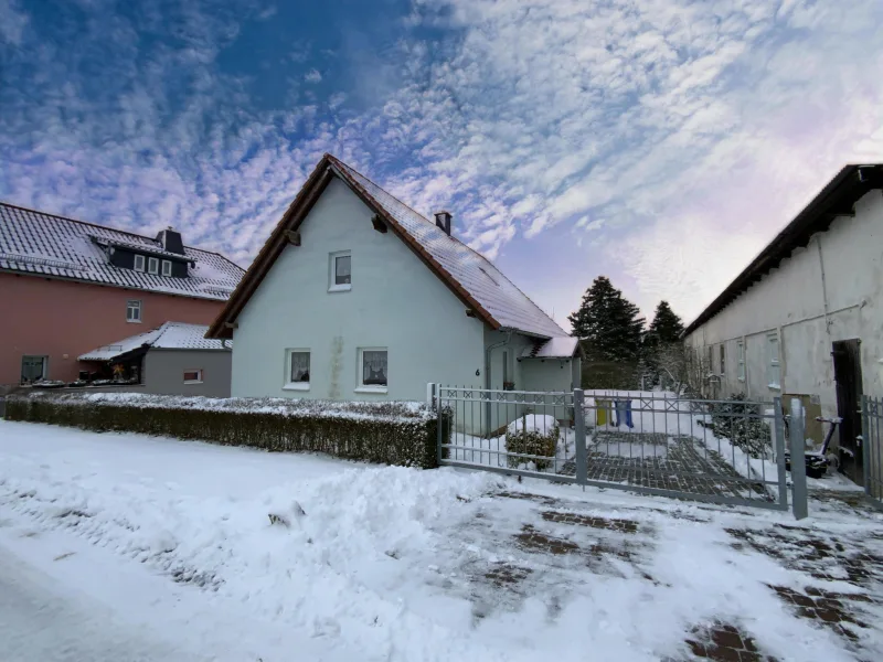 Frontansicht - Haus kaufen in Unstruttal - Viel Potenzial und traumhafter Garten