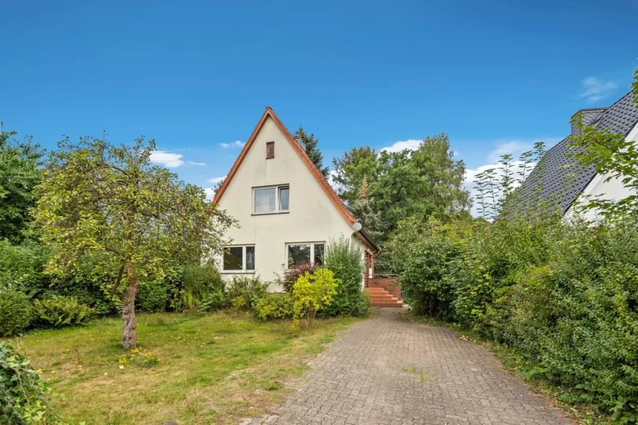 Titelbild - Haus kaufen in Hamburg / Niendorf - Grundstück mit Altbestand und direktem Zugang ins beliebte Niendorfer Gehege
