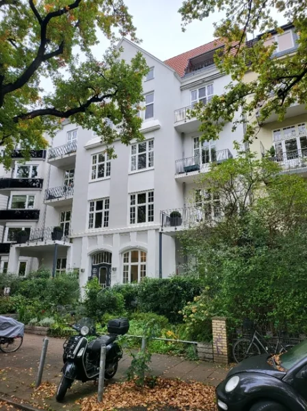 Hausansicht - Wohnung kaufen in Hamburg Winterhude - Seltenes Angebot Winterhude: Klassische Altbauwohnung 170m², Lift,  2.OG, Balkone