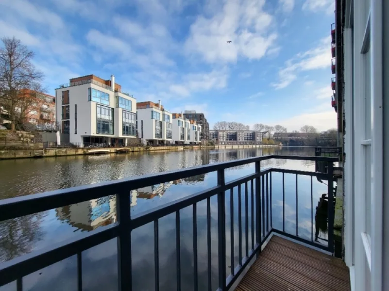 Balkonblick  - Wohnung kaufen in Hamburg - Am Fleet: 3-Zi-Maisonette-ETW mit Balkon direkt am Wasser