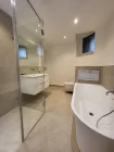 Hauptbad mit Wanne+Dusche+WC