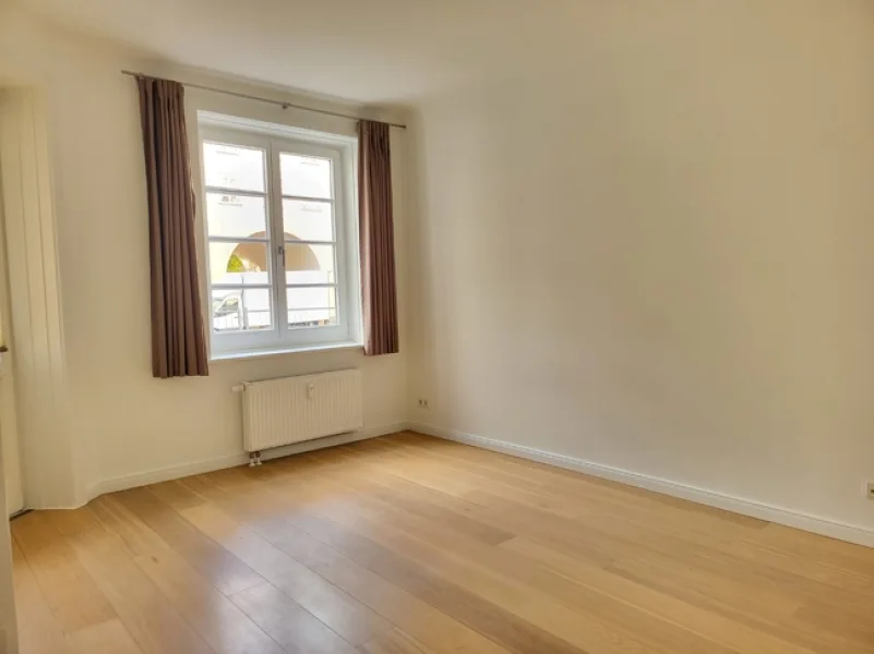 Wohnzimmer mit Balkon zum Hof