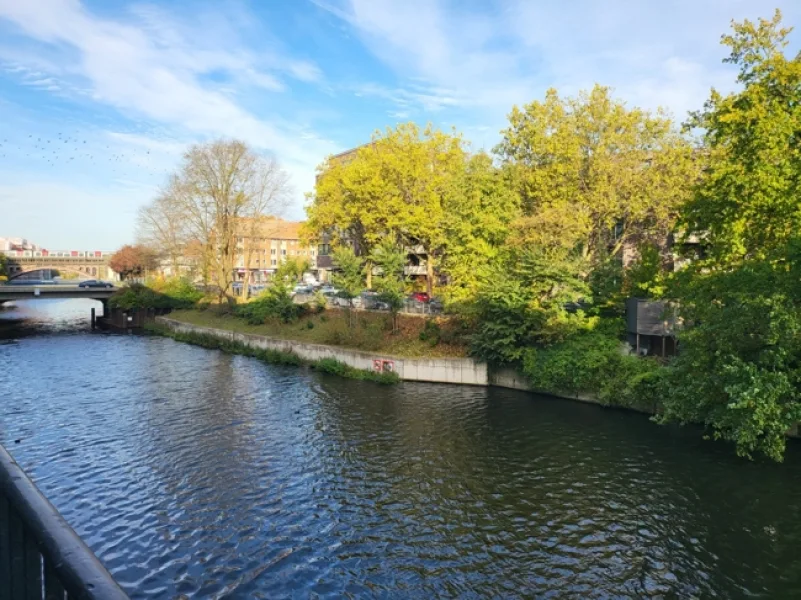 Balkonblick links - Wohnung kaufen in Hamburg - Barmbek Süd direkt am Wasser: sanierte 2-Zimmer Wohnung mt 2 Balkonen