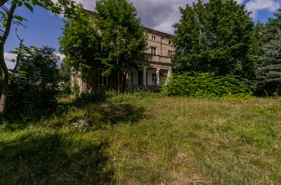 House view southeast