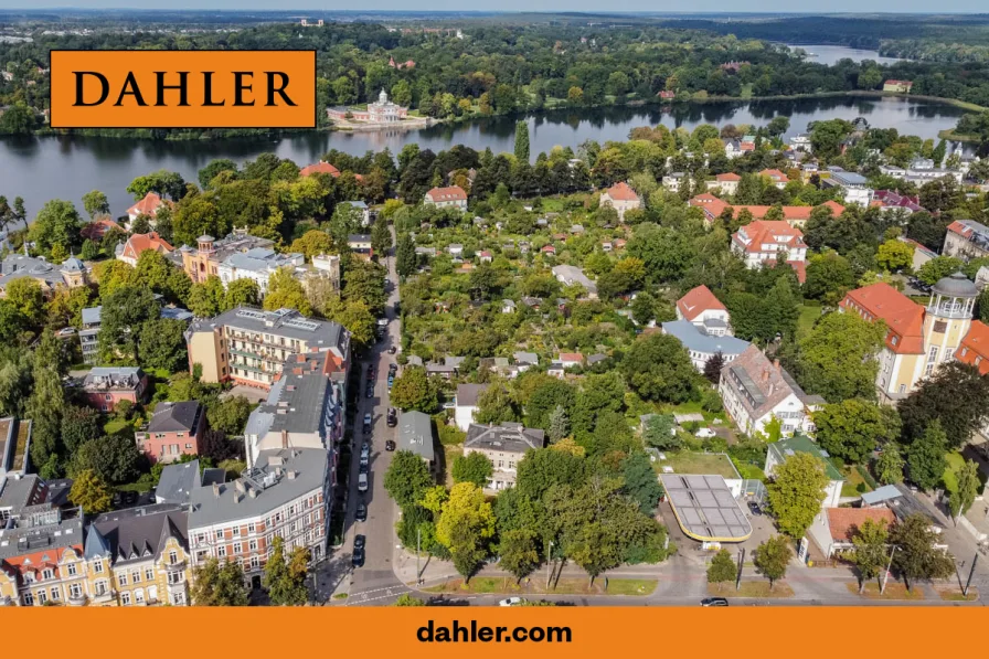 Luftbild der Liegenschaft mit Blick auf das Marmorpalais - Haus kaufen in Potsdam / Berliner Vorstadt - Denkmalgeschützte "Villa Rabe" mit bis zu 504 m² Fläche – Baugenehmigung ist bereits erteilt