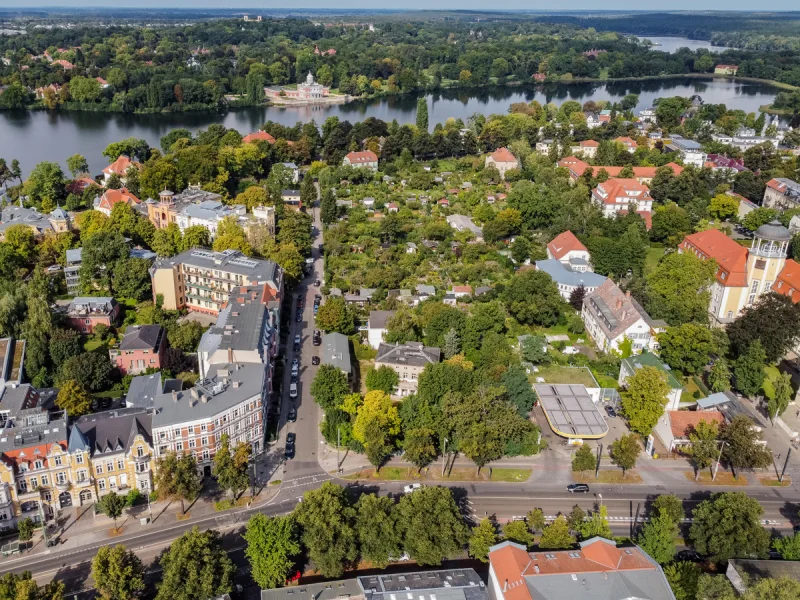 Luftbild der Liegenschaft mit Blick auf das Marmorpalais - Büro/Praxis kaufen in Potsdam / Berliner Vorstadt - Denkmalgeschützte "Villa Rabe" mit bis zu 504 m² Fläche – Baugenehmigung ist bereits erteilt