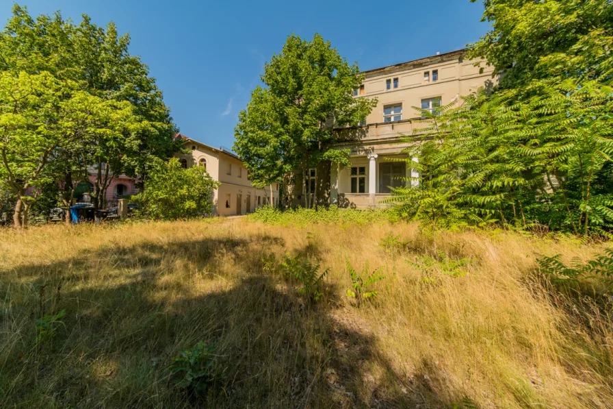 Hausansicht "Villa Rabe" mit Remise im Hintergrund