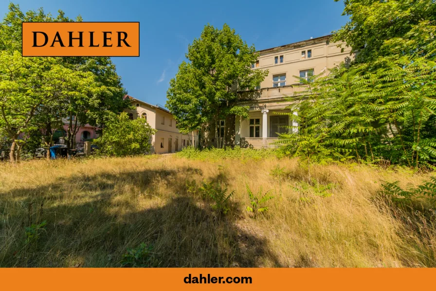 Hausansicht "Villa Rabe" mit Remise im Hintergrund - Haus kaufen in Potsdam / Berliner Vorstadt - "Villa Rabe" mit bis zu 504 m² Fläche nach Umbau mit Baugenehmigung und Remise mit ca. 167 m²