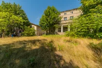 Hausansicht "Villa Rabe" mit Remise im Hintergrund