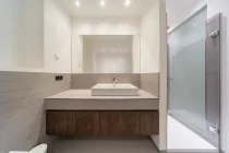 Modern full bathroom