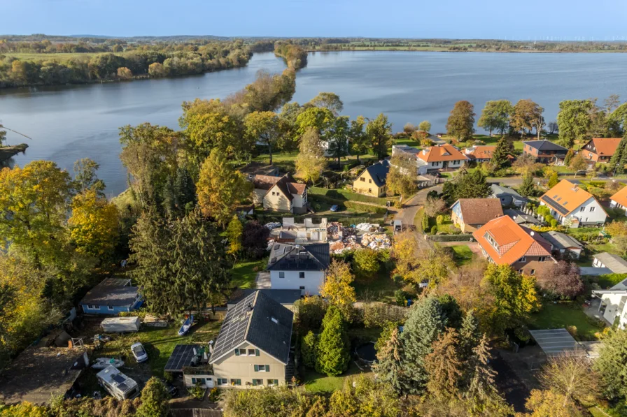 Wohngebiet umgeben vom Wasser der Havel