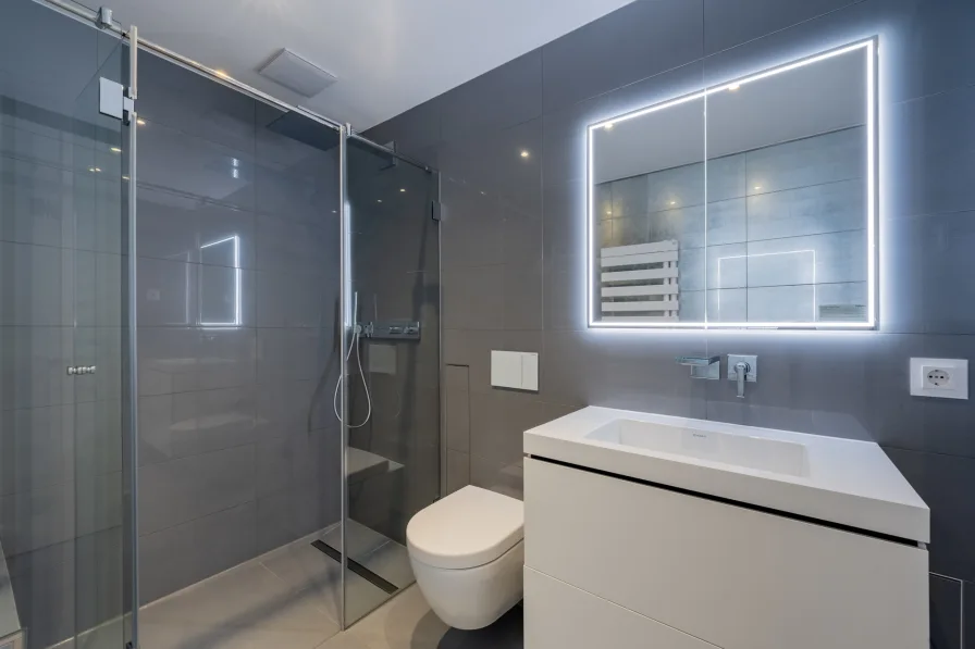 Guest bathroom with shower