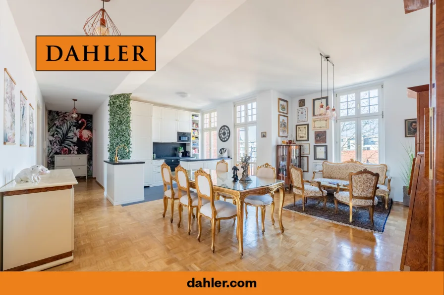 Spacious living room - Wohnung kaufen in Potsdam / Nördliche Innenstadt - Spacious and bright 5-room flat with three balconies near the popular Dutch Quarter