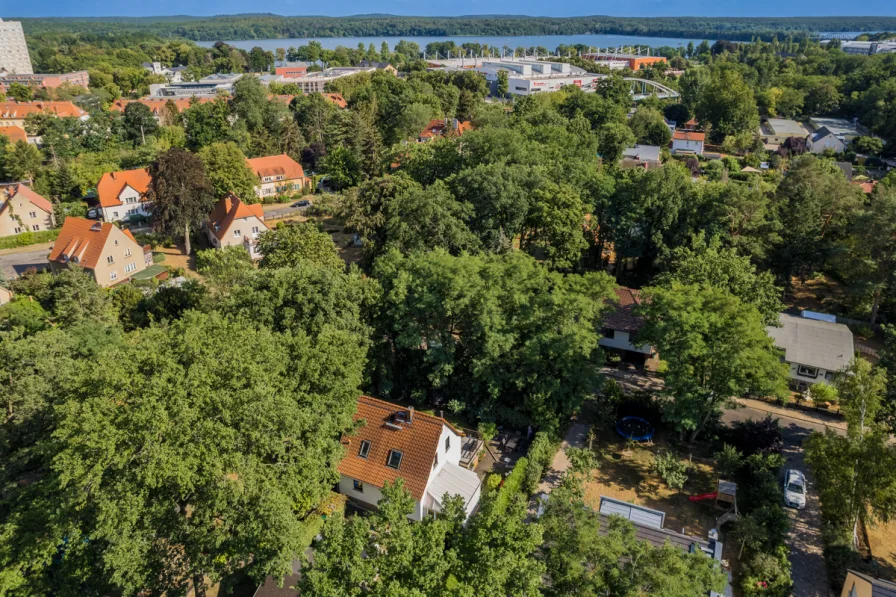 Luftbild der Liegenschaft mit Blick auf die nahegelegene Havel