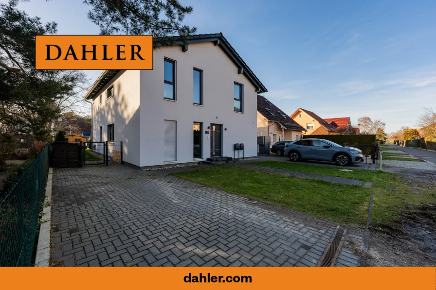 Straßenansicht - Haus kaufen in Potsdam / Drewitz - Energieeffizientes Ein-/ oder Zweifamilienhaus in familienfreundlicher Lage