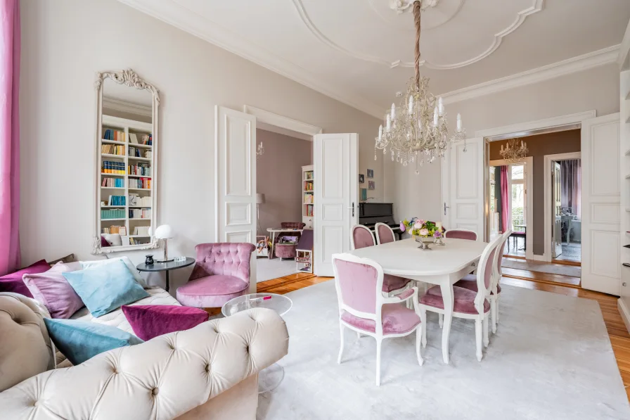 Double doors, ceiling height & magnificent stucco elements