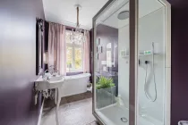 Elegant freestanding bathtub & steam shower