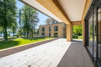 Südterrasse mit Seeblick und Pflanzbeet