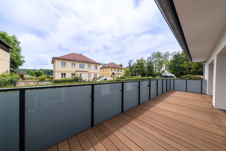 Terrasse mit viel Platz und Teilblick auf die Havel