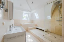 Spacious full bathroom 