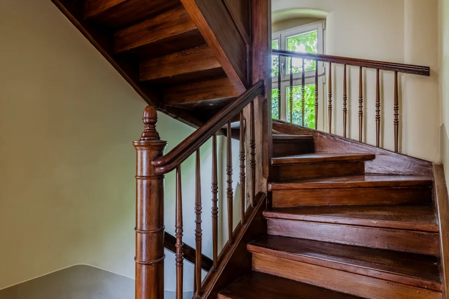 Solid wood staircase to the top floor