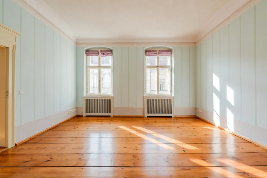 Wohnzimmer mit Dielenböden und Wandmalereien