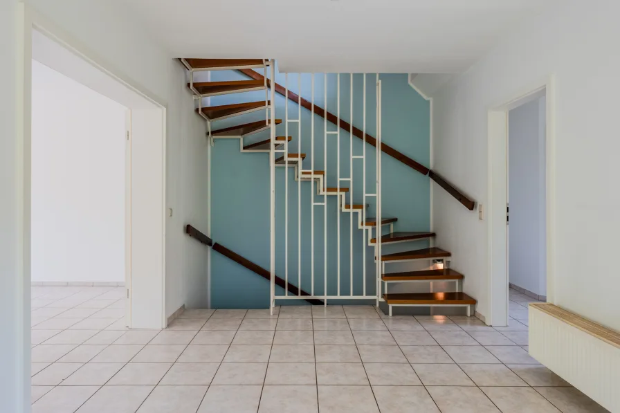 Stairs to the 1st floor and basement