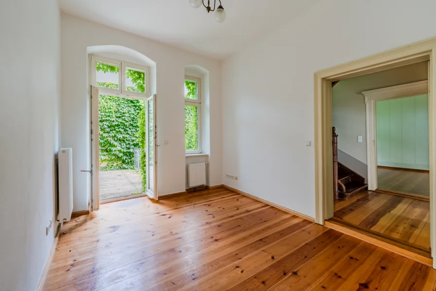 Schlafzimmer mit Blick auf den Balkon