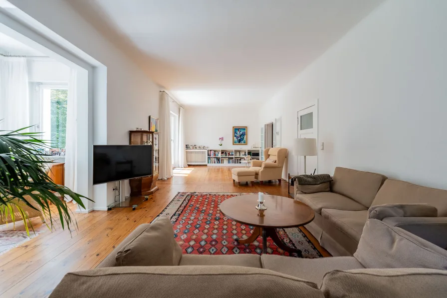 Spacious living area plus lounge & view of the garden landscape