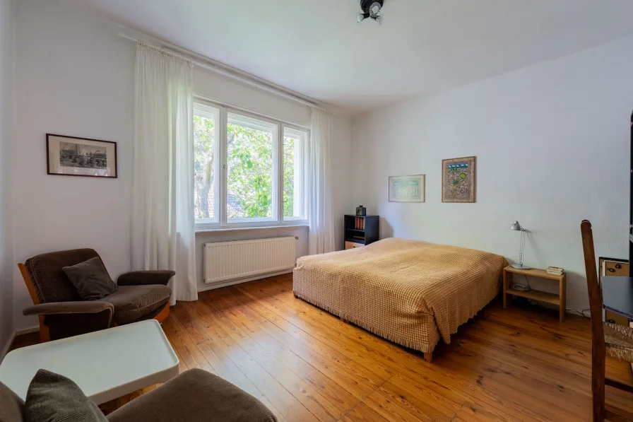 Bedroom plus floorboards