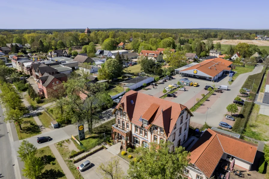  Aerial view of the property and the surrounding area