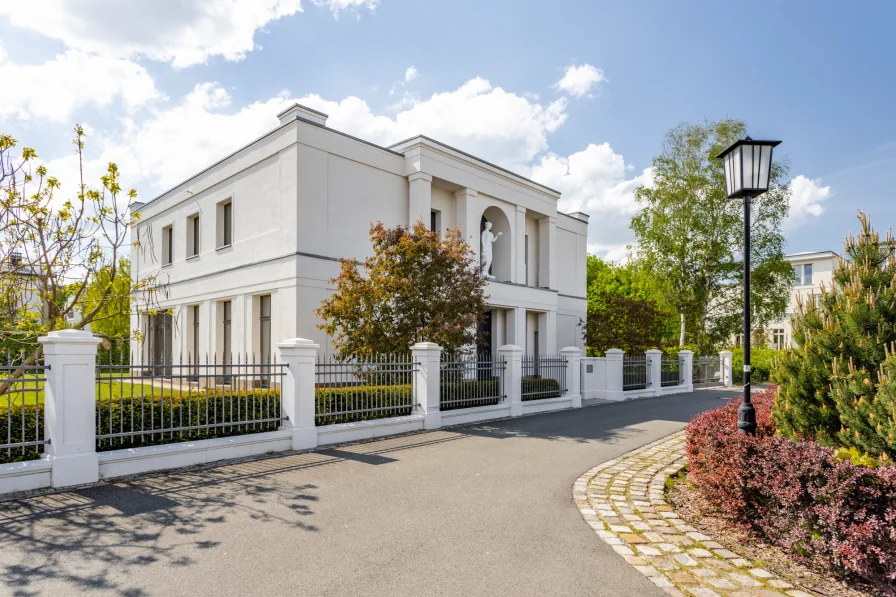 Neubau-Villa im klassizistischen Baustil