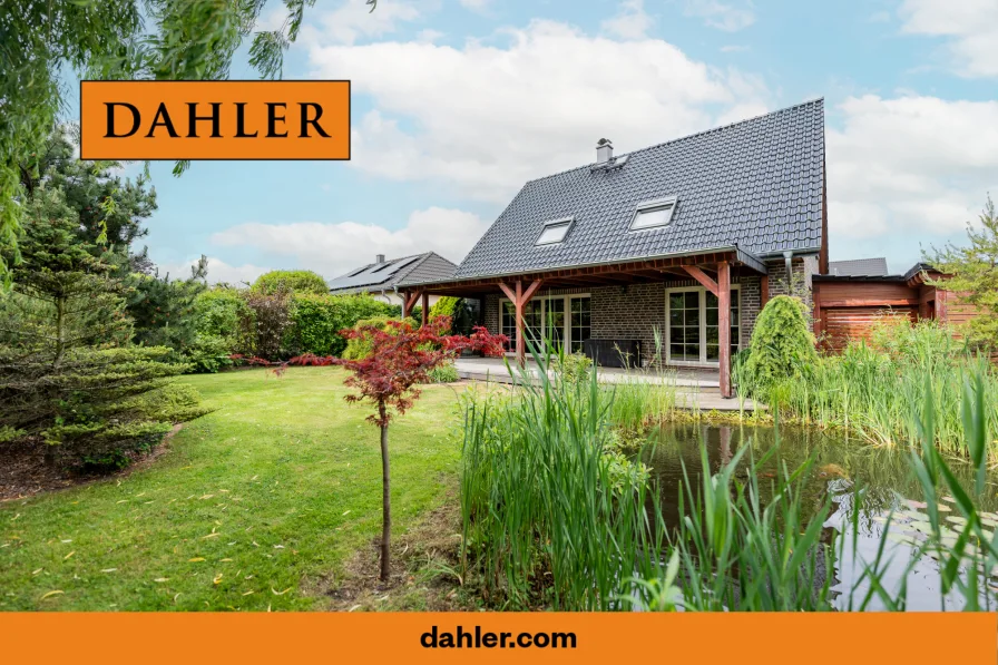 Gartenansicht - Haus kaufen in Potsdam / Fahrland - Spacious detached house in country house style / Frisian house in a quiet location directly on the field