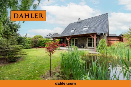 Gartenansicht - Haus kaufen in Potsdam / Fahrland - Spacious detached house in country house style / Frisian house in a quiet location directly on the field