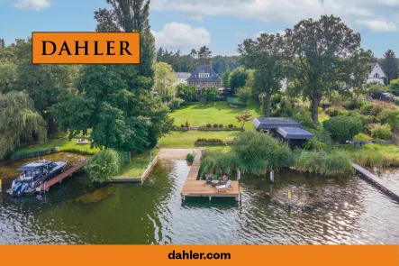 Ansicht vom Wasser - Haus kaufen in Potsdam / Neu Fahrland - Traumhaftes Wasseranwesen in Potsdam mit denkmalgeschützter Villa im Art-déco-Stil